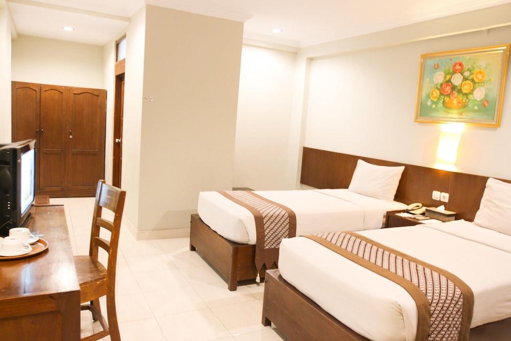 Cakra Kembang Hotel Kejayan Exteriör bild