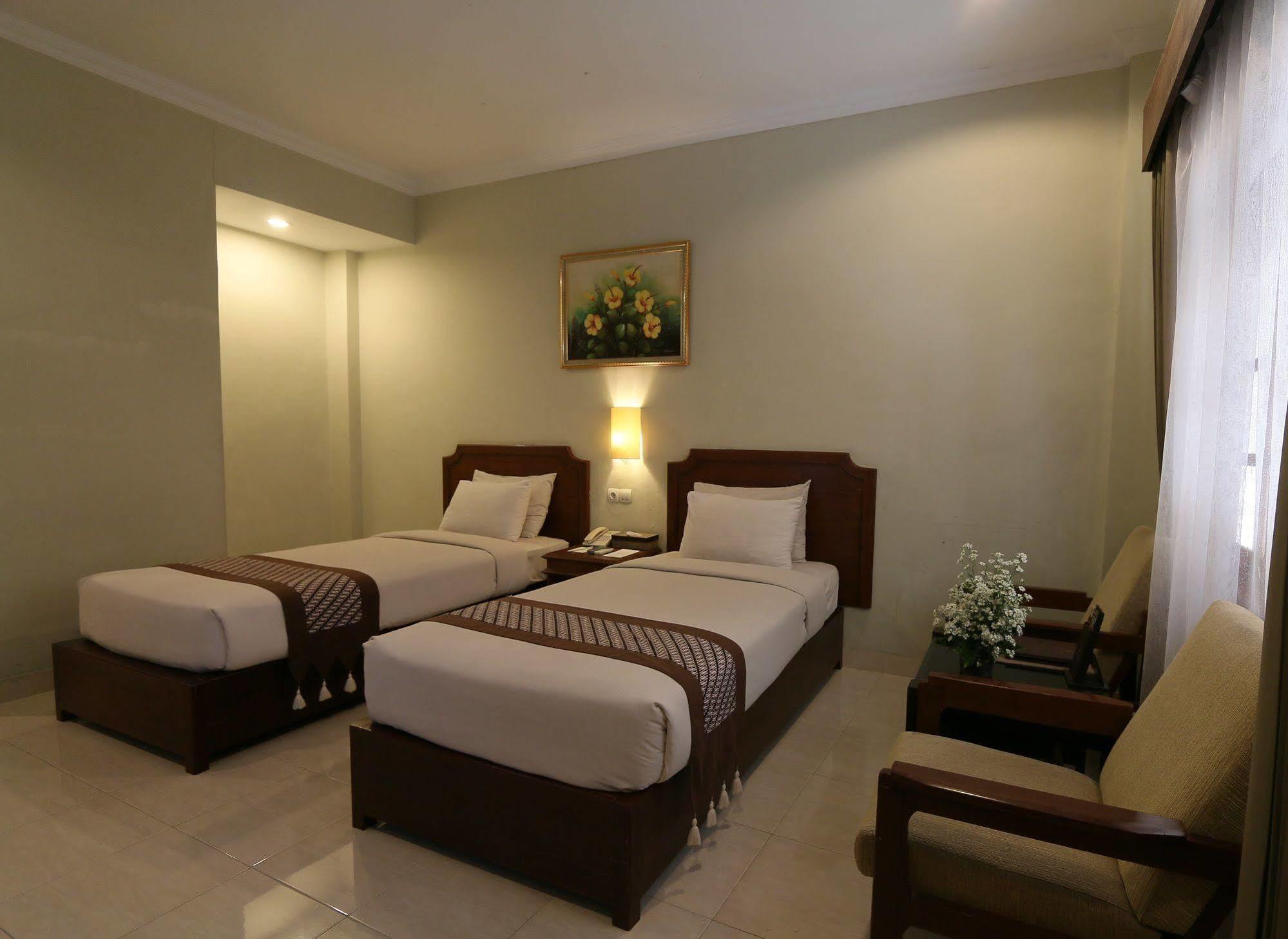 Cakra Kembang Hotel Kejayan Exteriör bild