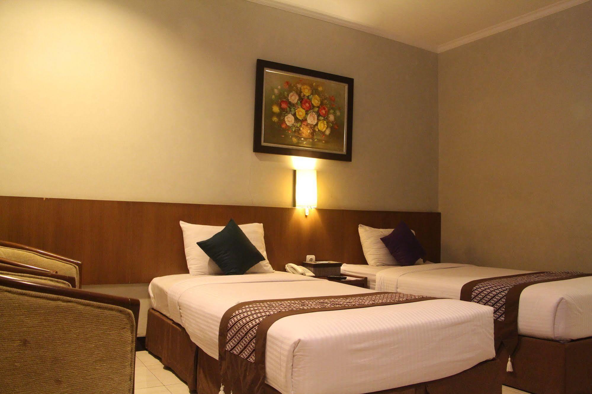Cakra Kembang Hotel Kejayan Exteriör bild