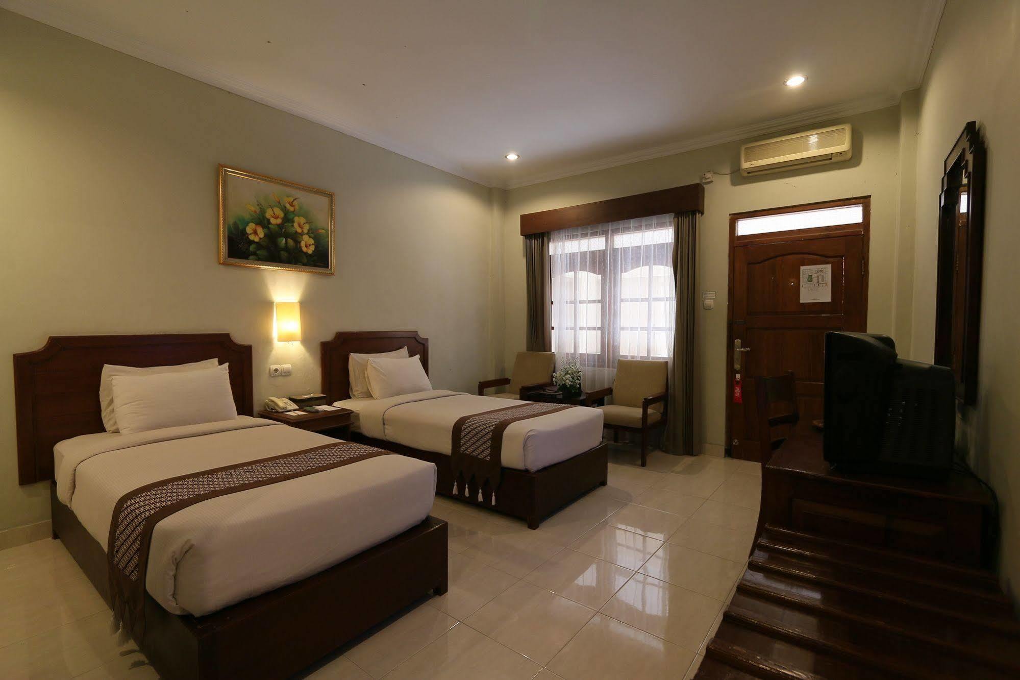 Cakra Kembang Hotel Kejayan Exteriör bild